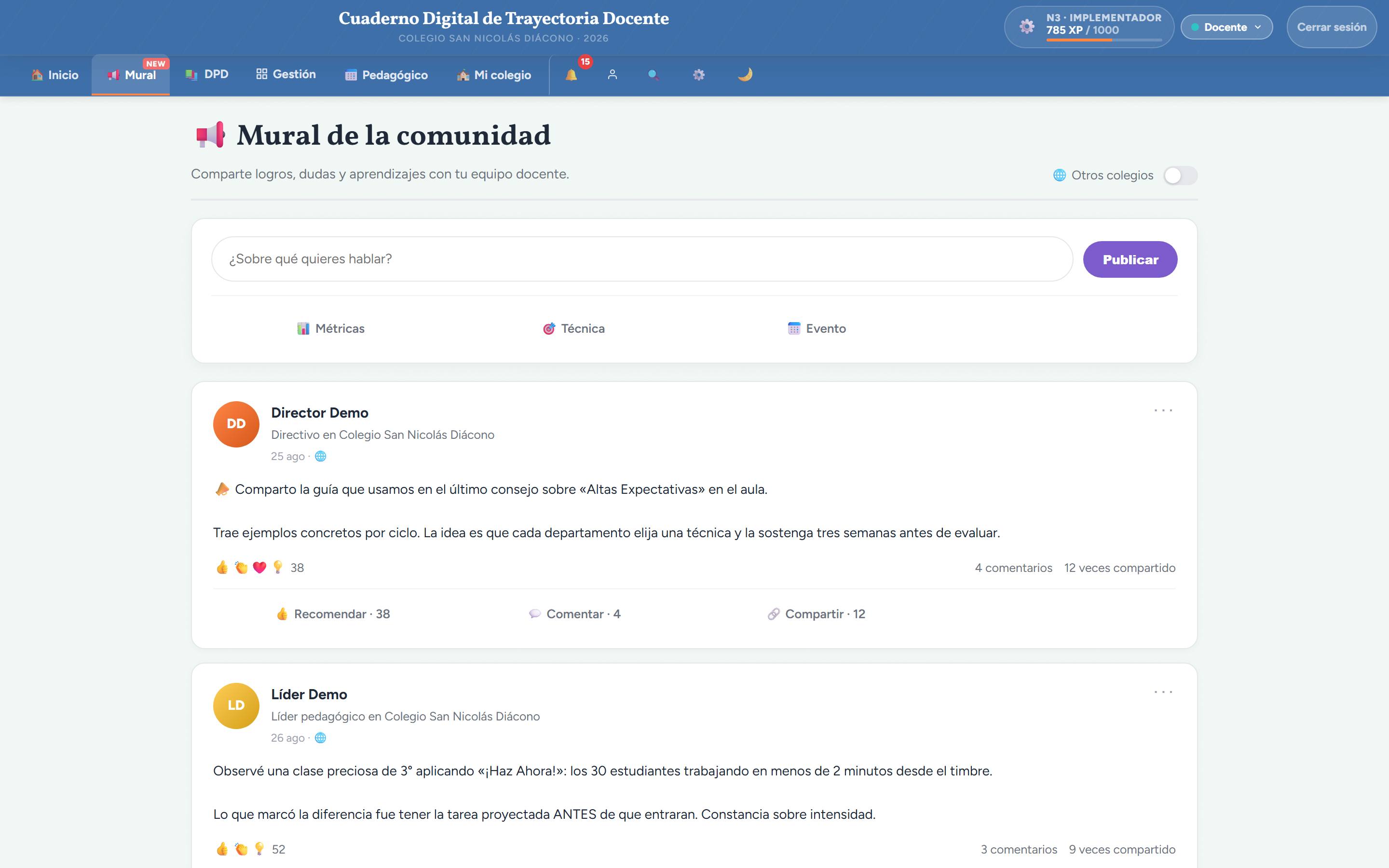 Mural de la comunidad con publicaciones del director y la líder pedagógica, reacciones y comentarios